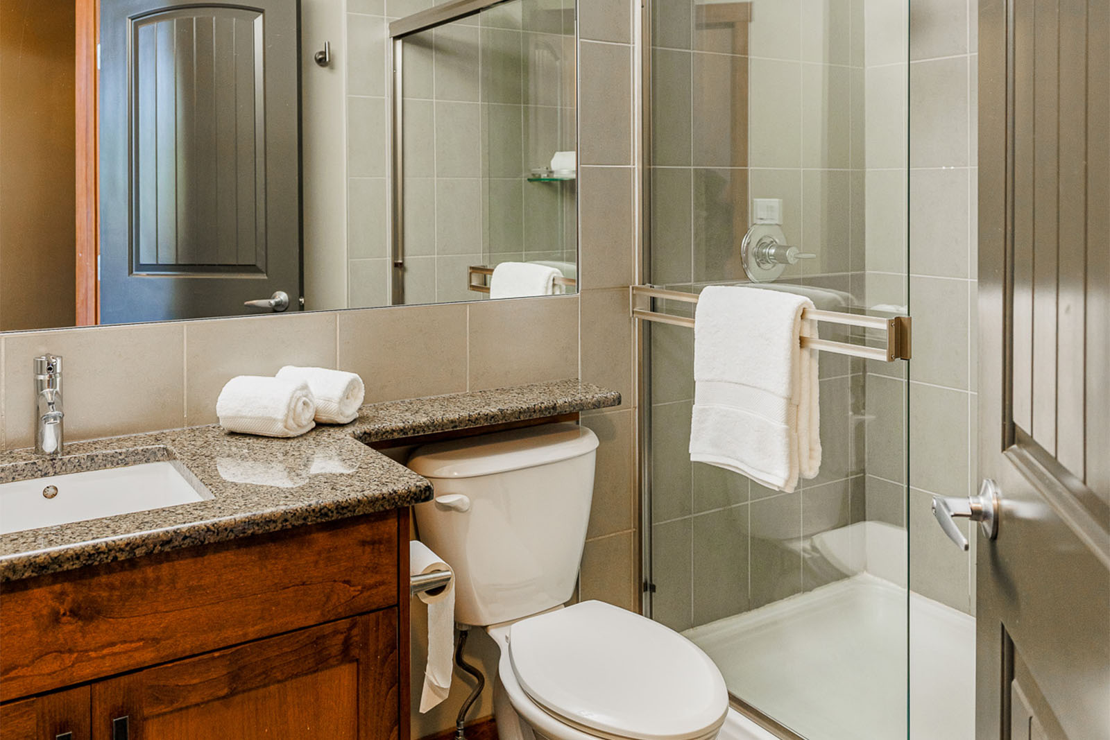 Canmore luxury 3 bedroom suite bathroom 2