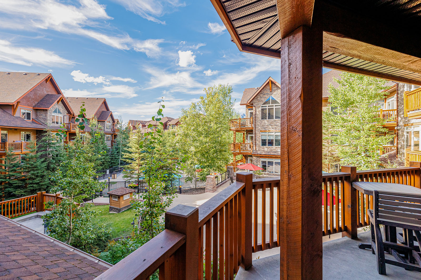 Stoneridge Mountain Resort Canmore - courtyard view